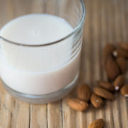 Come preparare un perfetto latte di mandorla con l'estrattore di succo?