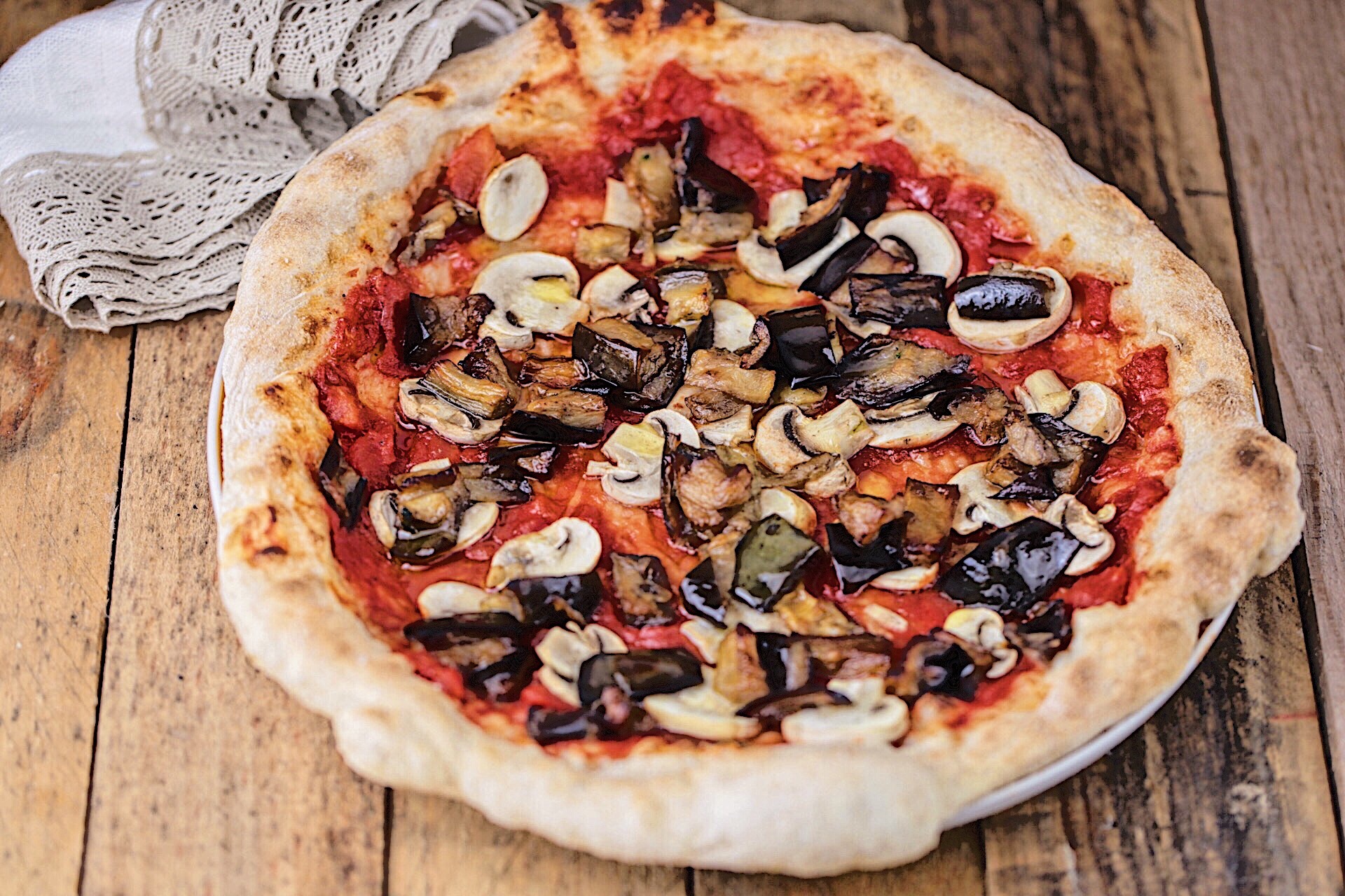 Pizza vegana con funghi e melanzane - Vegano Gourmand